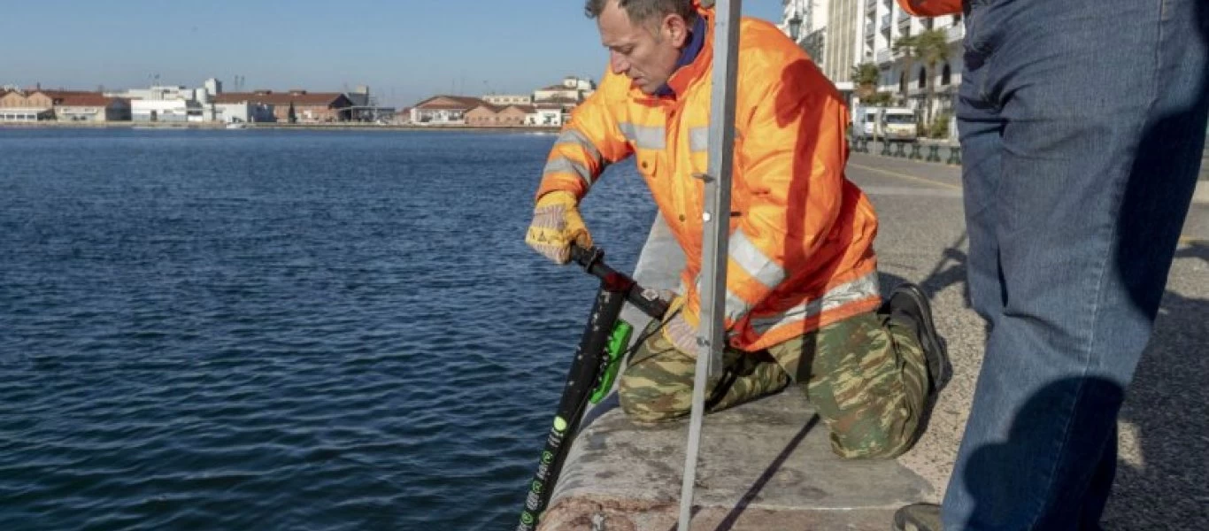 «Ψάρεψαν»» 50 ηλεκτρικά πατίνια από τα νερά του Θερμαϊκού μέσα σε μία μέρα